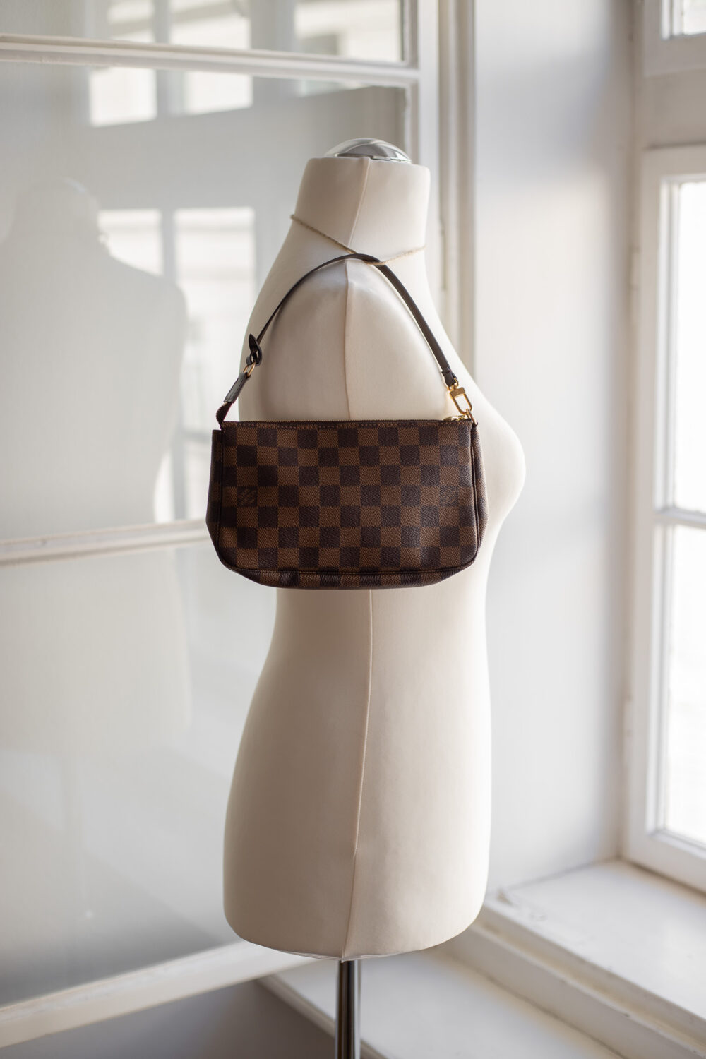 Louis Vuitton, Pochette Damier Ebene – Bild 6