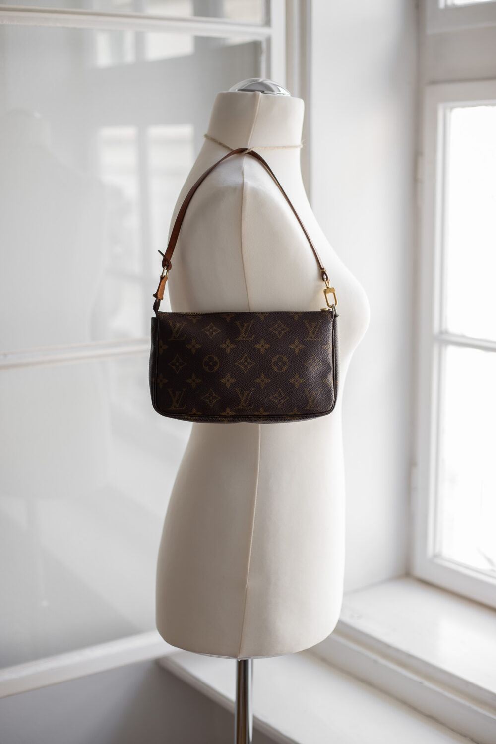 Louis Vuitton, Pochette Monogram – Bild 8
