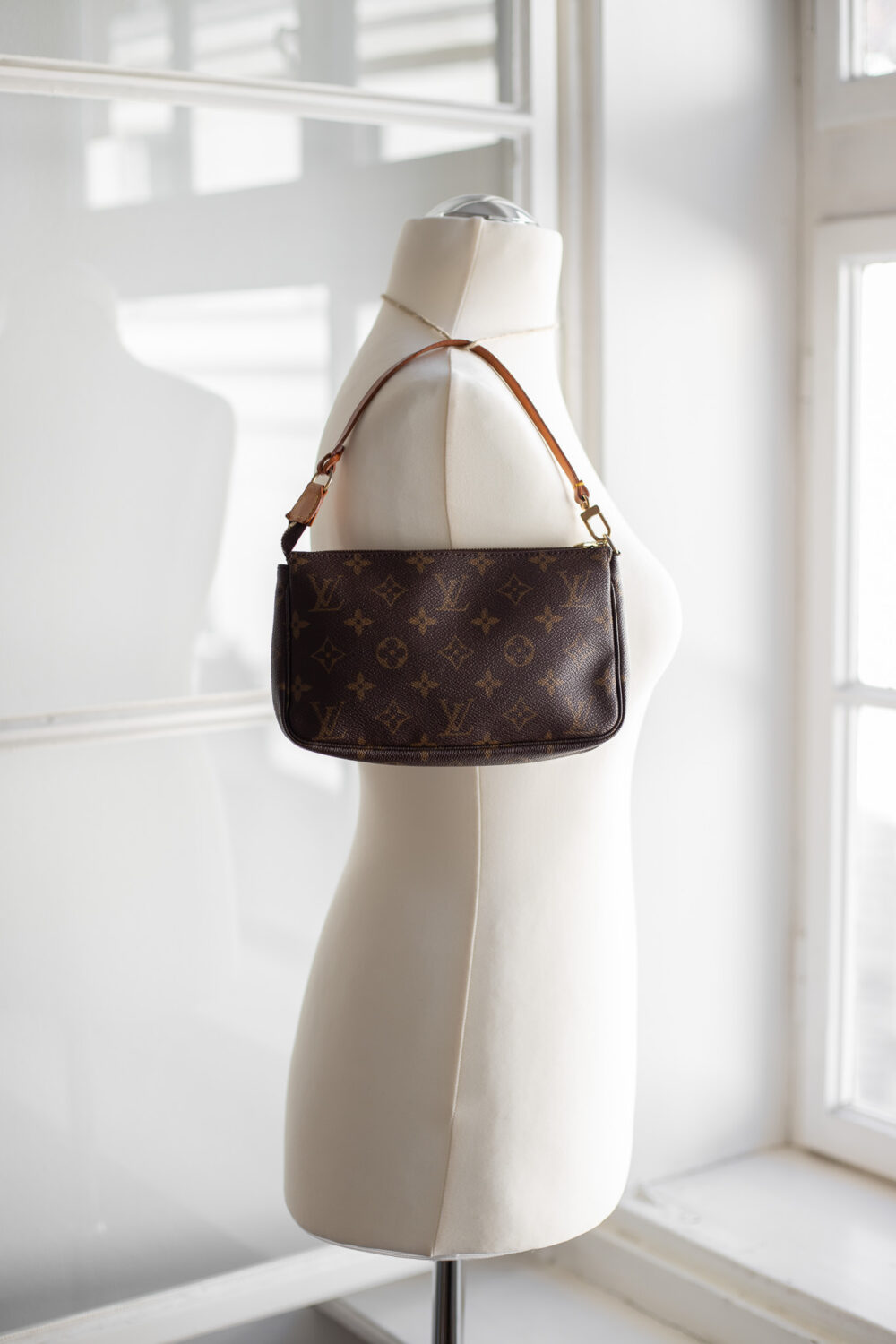 Louis Vuitton, Pochette Monogram – Bild 8