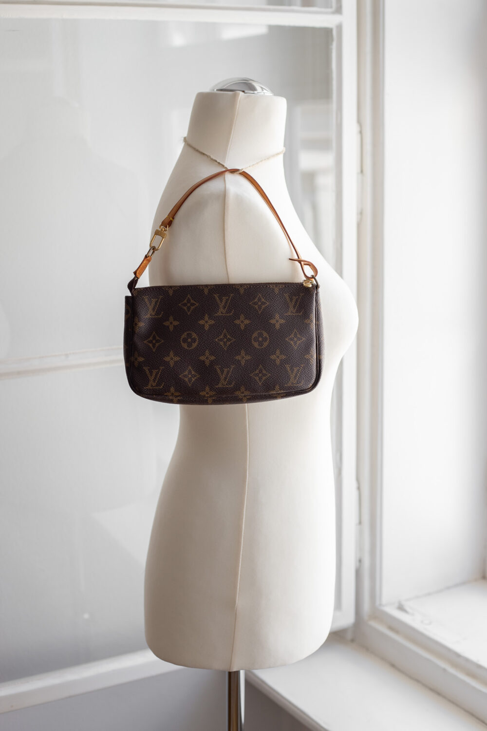 Louis Vuitton, Pochette Monogram – Bild 8