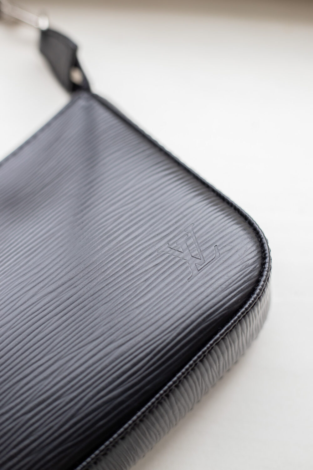 Louis Vuitton, Pochette Epi – Bild 13