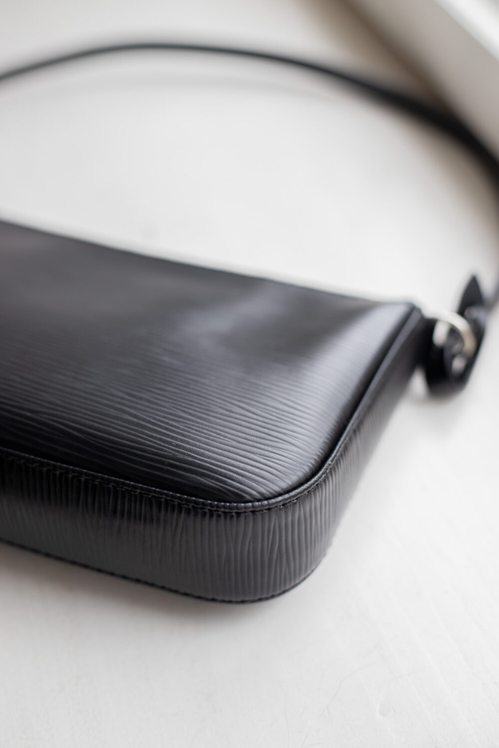 Louis Vuitton, Pochette Epi – Bild 6