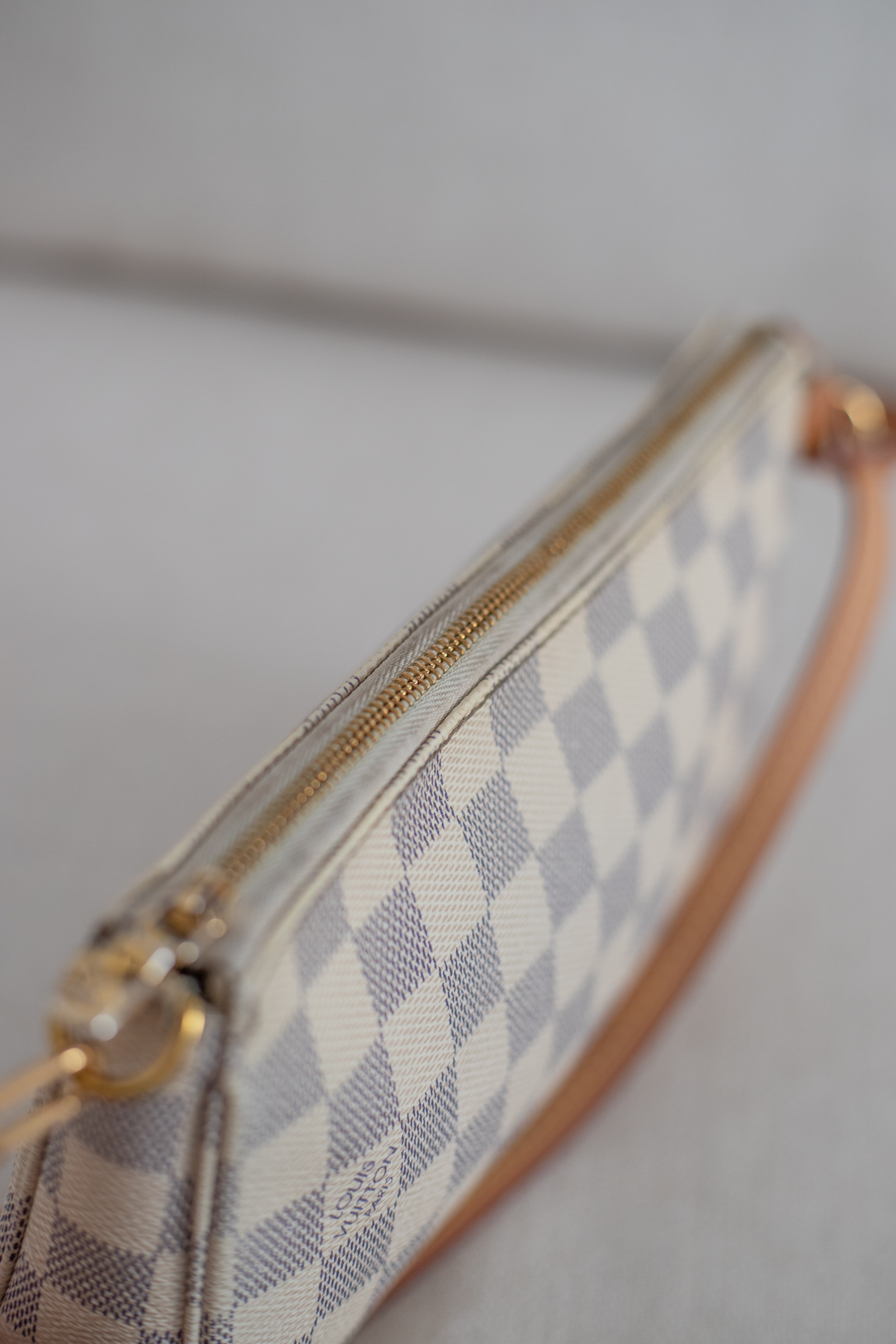 Louis Vuitton, Pochette Damier Azur – Bild 13