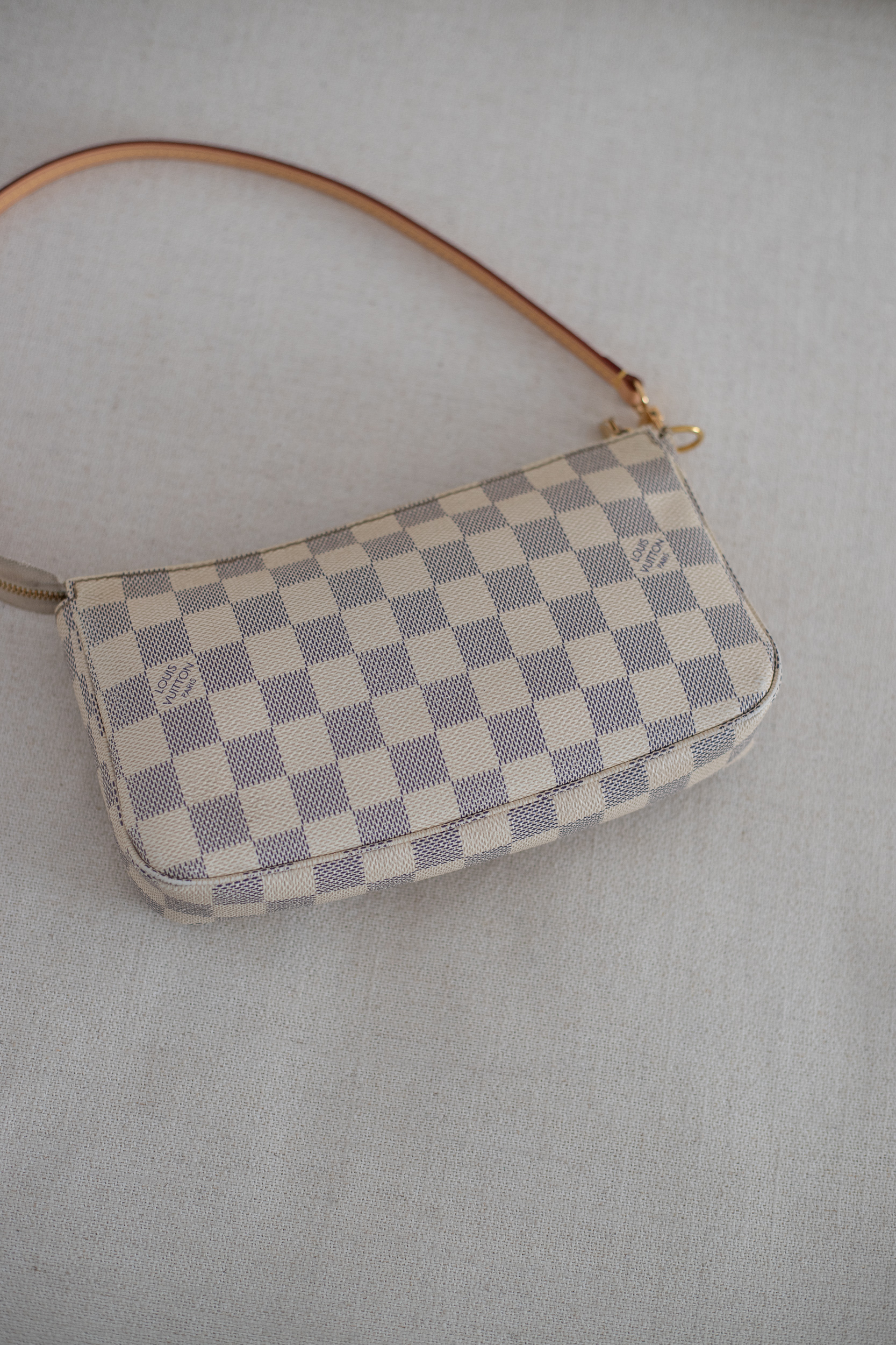 Louis Vuitton, Pochette Damier Azur – Bild 3
