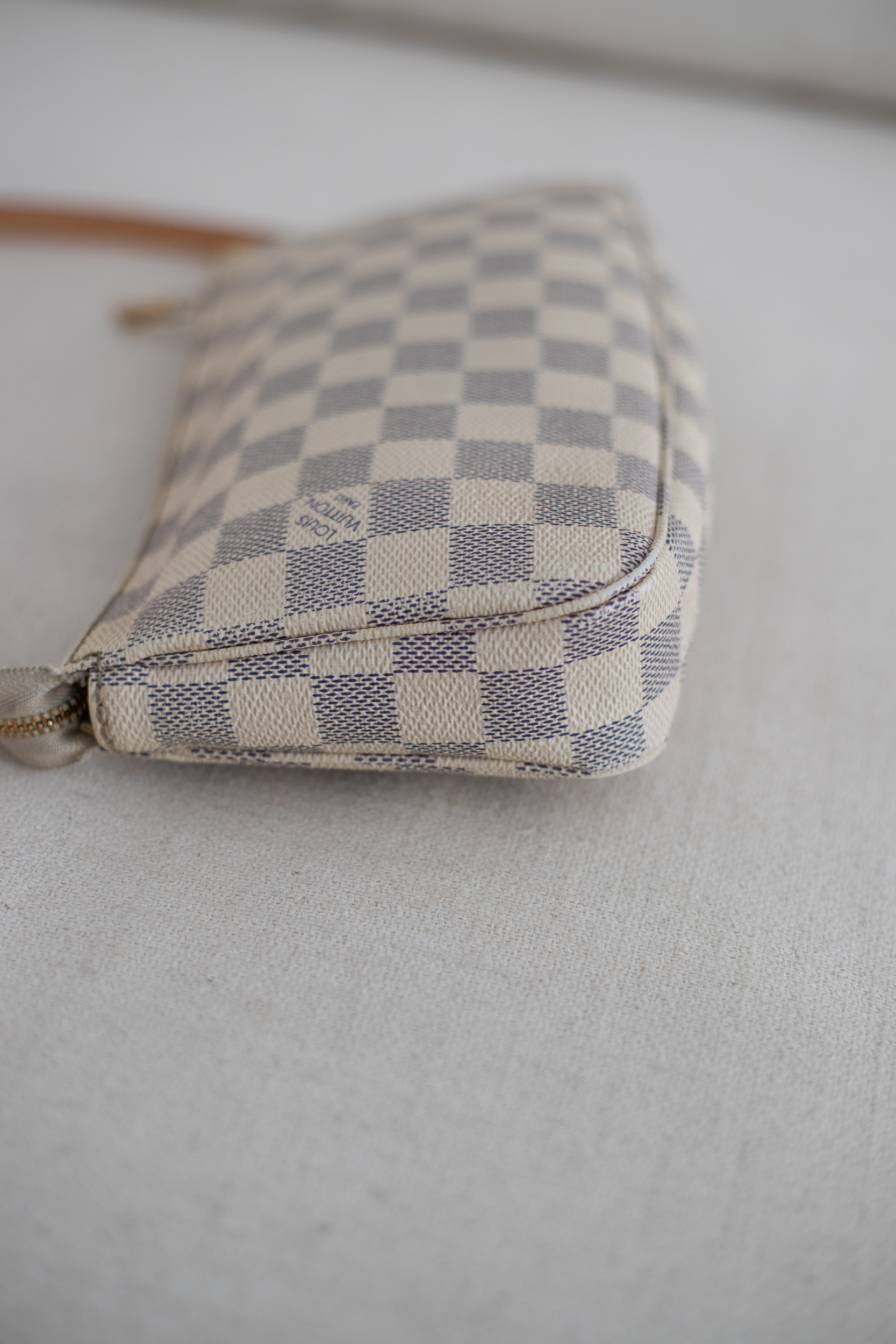 Louis Vuitton, Pochette Damier Azur – Bild 4