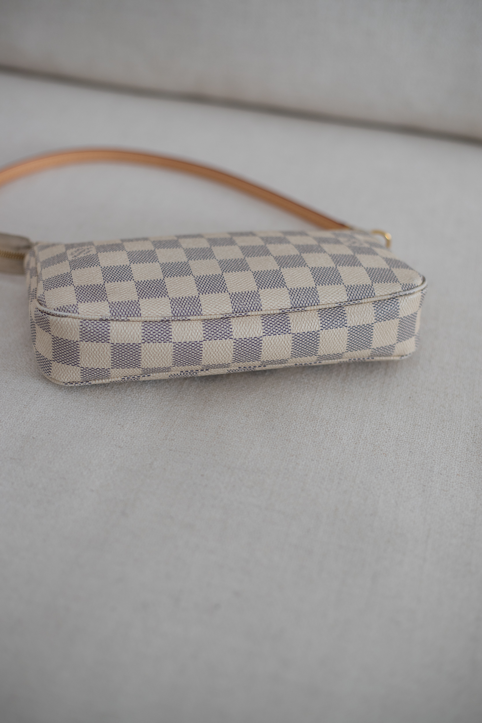 Louis Vuitton, Pochette Damier Azur – Bild 5