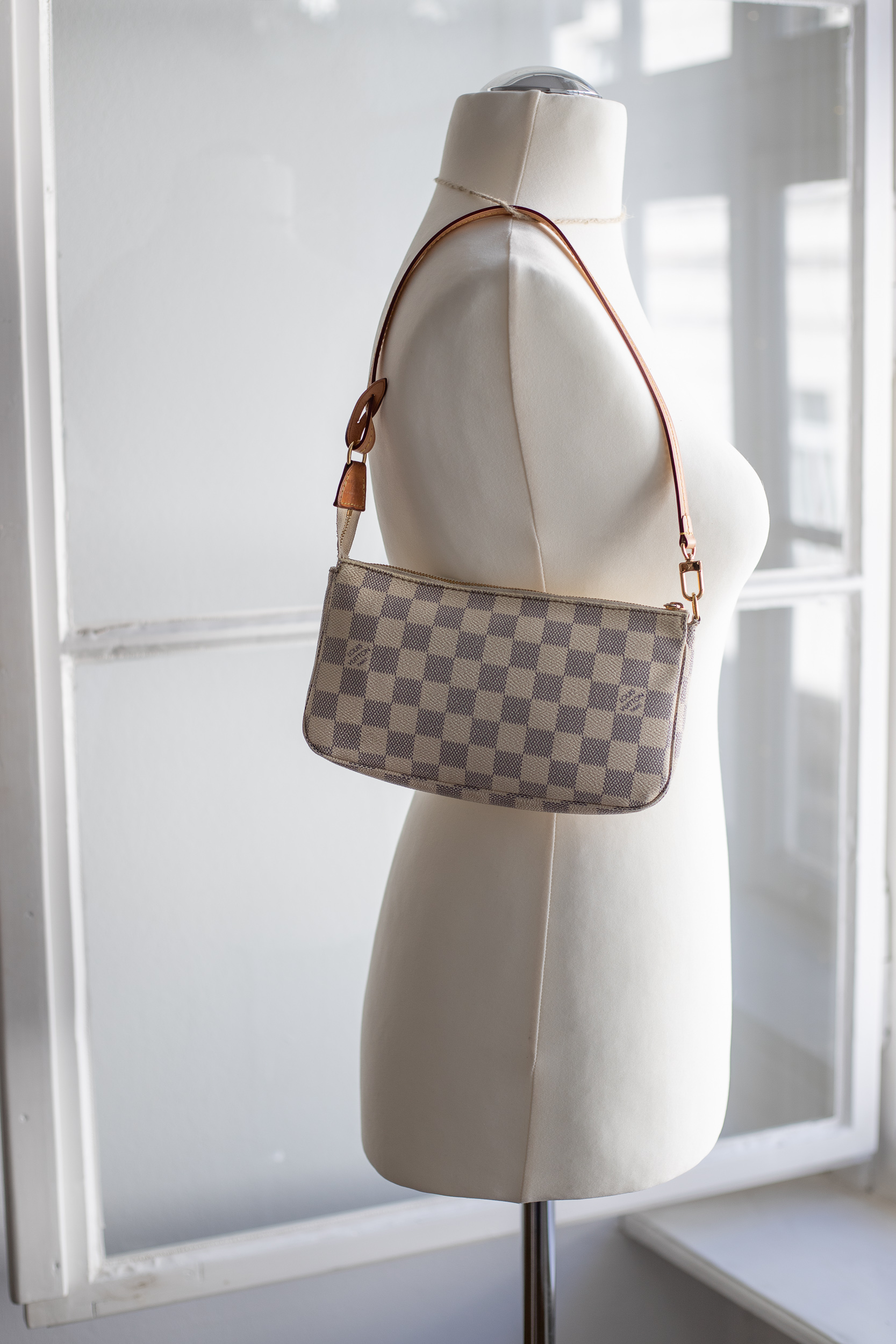 Louis Vuitton, Pochette Damier Azur – Bild 8