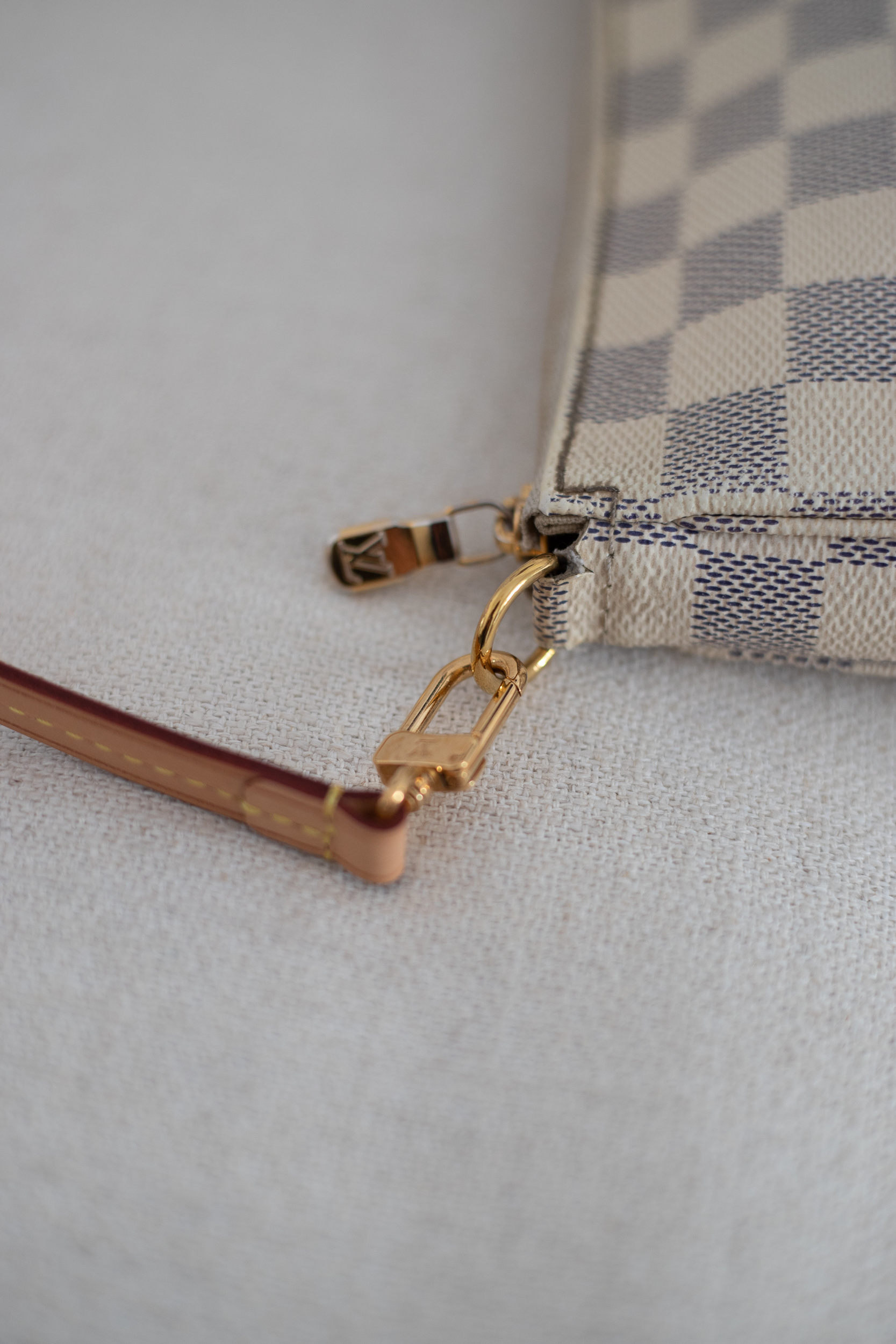 Louis Vuitton, Pochette Damier Azur – Bild 9