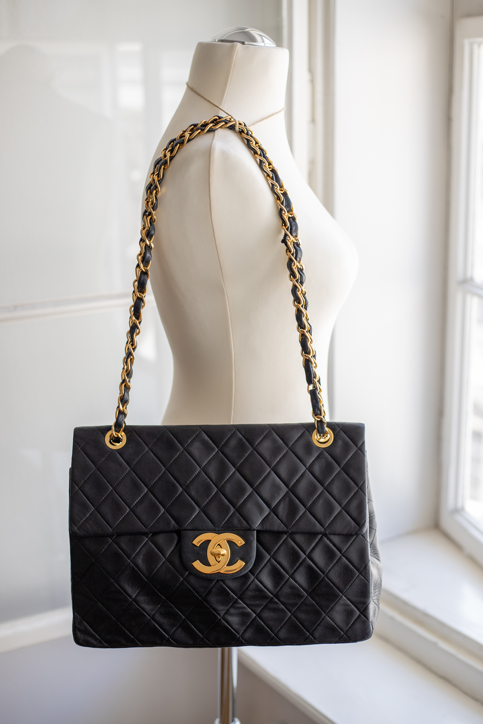 Chanel, Classic Flap Maxi – Bild 7